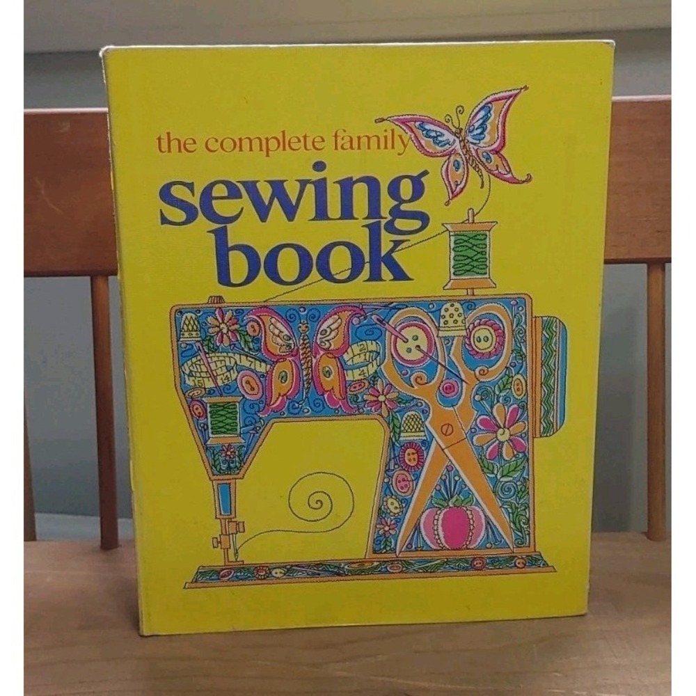 Vtg The Complete Family Sewing Book 1972 Hardcover Three Ring Binder With Tabs